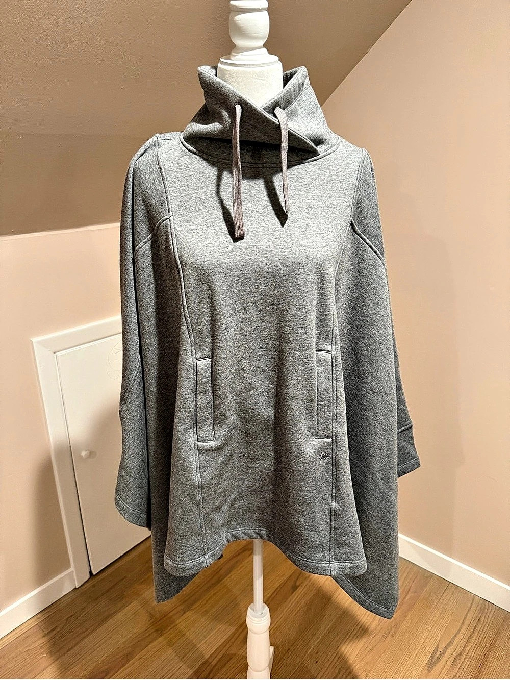 NWOT UGG Charlynne Poncho, Heather Grey, XS/Small